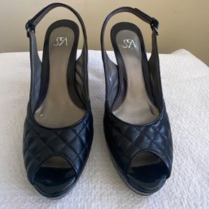 SAKS FIFTH AVE BLACK QUILTED PATENT LEATHER HEELS